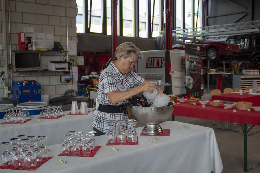 Perfekte und detaillierte Vorbereitung vor dem Ansturm am Apéro-Buffet: Ursula Bergmaier.