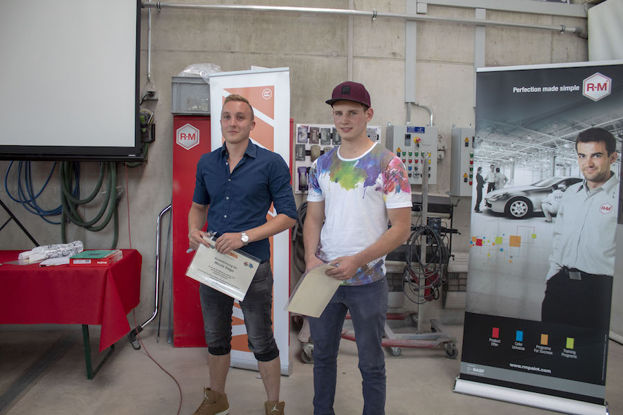 Haben bei den Carrosserie-Lackierern mit den besten Noten abgeschlossen: Nicola Salco (links) und Gabriel Marbacher. 