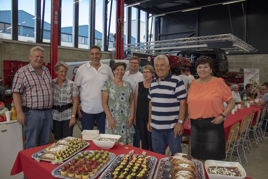 Spitzen-Organisatoren hinter dem Top-Dessertbuffet (v.l.): Erwin Leu, Ursula Bergmaier, Rosario Falcone, Gaby Leu, Alfio Tirendi, Marlies Thüring, Angelo und Lucia Falcone.