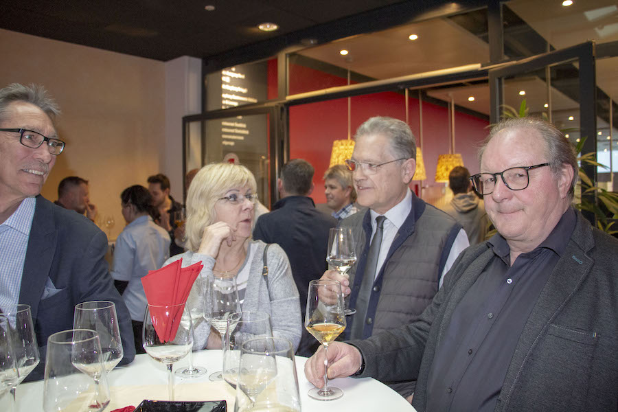 Sind mit den Abstimmungen zufrieden (von rechts): Peter Sievi, Manfred Joray mit Ehefrau und Ehrenmitglied Paul Amstalden. 