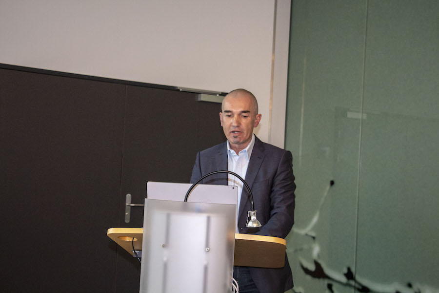 Roberto Leucci von «Axalta Coating Systems Switzerland» stellt den Konzern und die Produkte seines Unternehmens vor.
