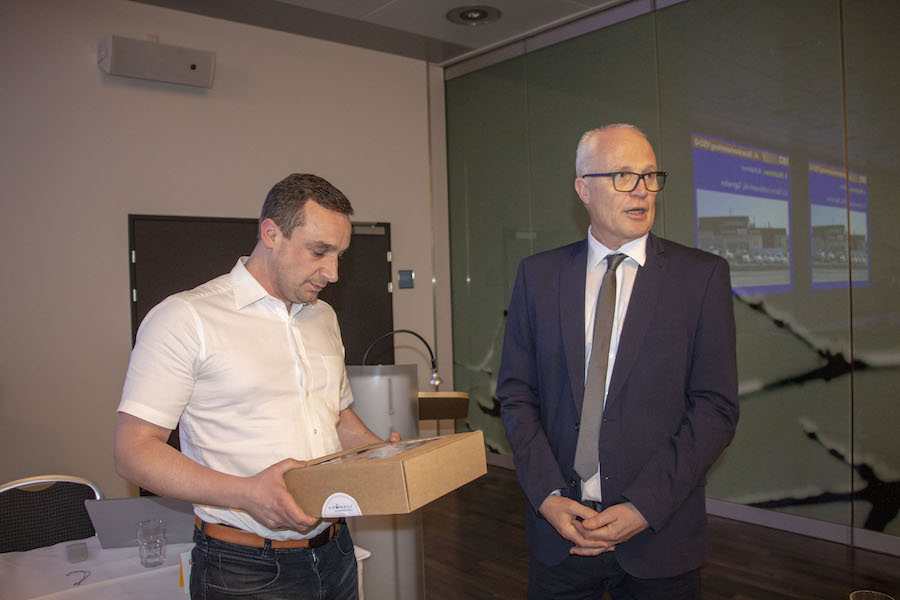 Neues Sektionsmitglied: Urs Dünner erhält von Peter Schubiger ein kleines Willkommensgeschenk.