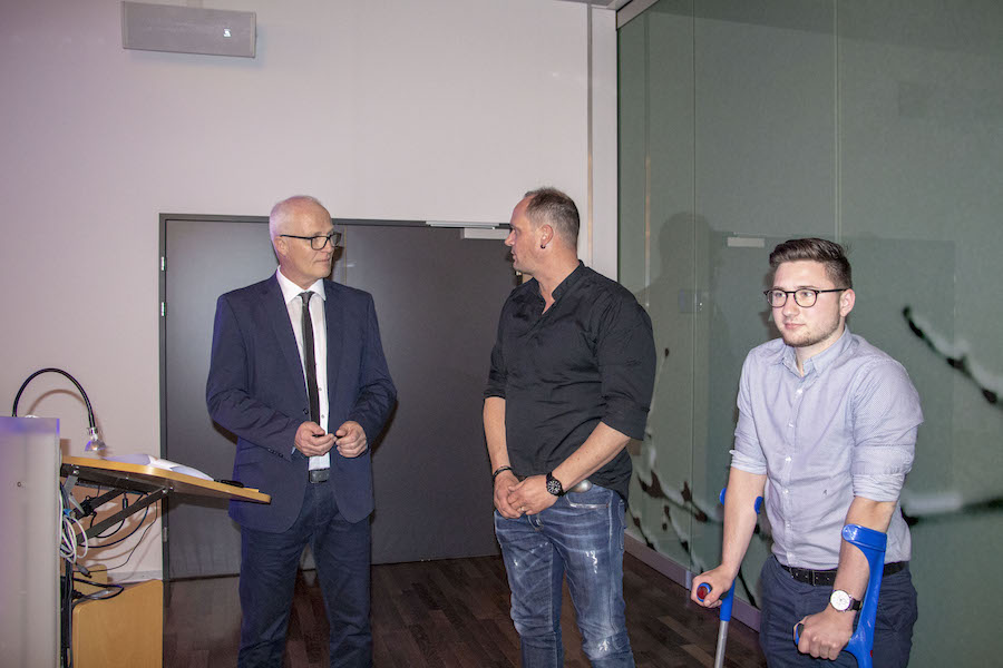 Eindrücklich: Roman Metzler (rechts) und Yves Thürlemann (Mitte) erzählen ihre Geschichte im Zusammenhang mit dem «Brüggli».