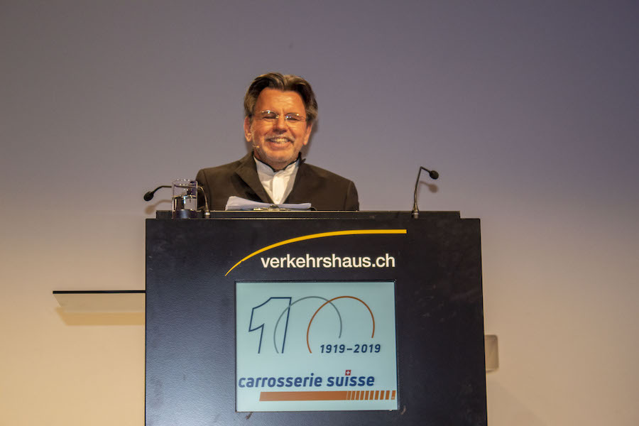 Führt geistreich und mit Witz durch den Nachmittag: Moderator Stephan Klapproth.