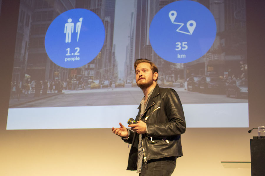Oliver Outboter von der Schweizer Firma Micro stellt den Microlino vor – ein E-Mini, der an die BMW Isetta erinnert. 