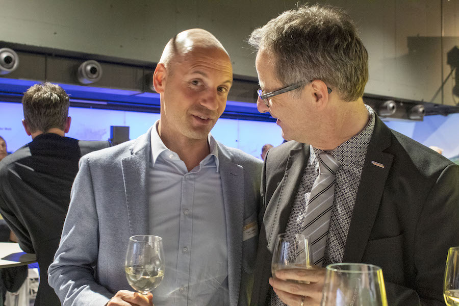 Herzliche Gratulation: Tony Tulliani von der André Koch AG (links) und Thomas Rentsch (Geschäftsführer carrosserie suisse).