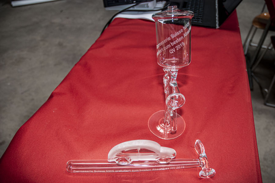 Spezialpreis für die beste Abschlussprüfung: Lackierpistole und Hammer mit Auto aus feinstem Glas, mundgeblasen.