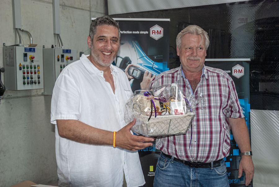 Erhält von Erwin Leu (rechts) ein Präsent fürs Gastrecht und die Organisation: Rosario Falcone von «Falcone Carrosserie + Spritzwerke».