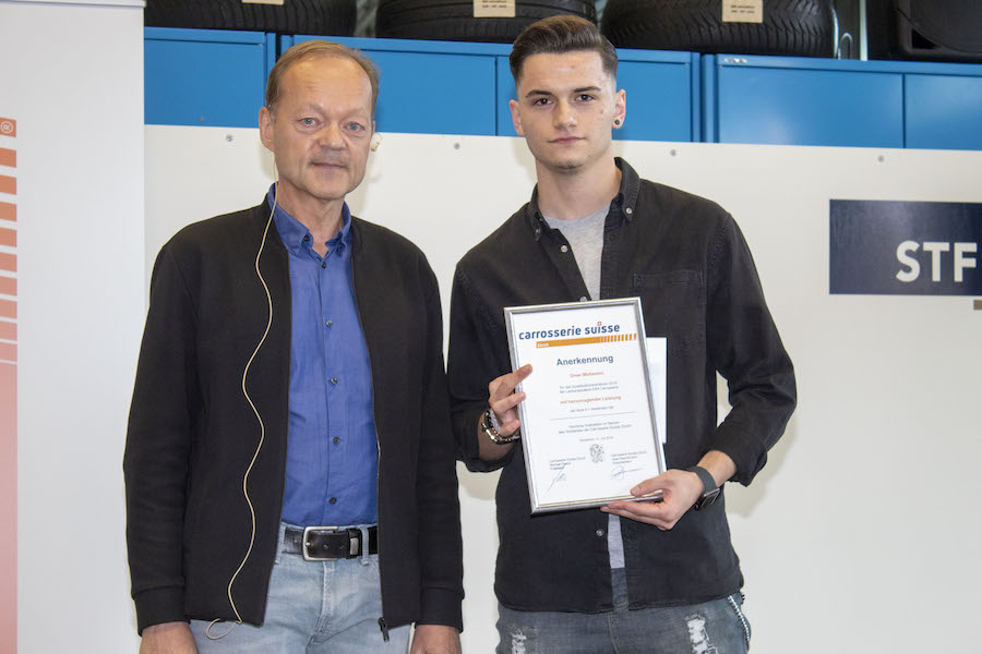 Wird von Berufsschullehrer Daniel Randegger für seine Abschlussnote von 5,1 geehrt: Lackierassistent Omer Muharemi.