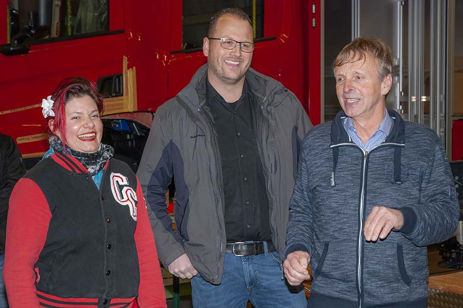 Hans Aeschbacher (rechts) stellt seine Nachfolger Rahel Howald und Adrian Bringold vor. 