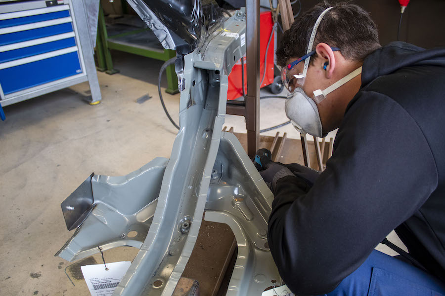 Volle Konzentration beim Schleifen: Nando Lenz von der Carrosserie Casutt in Thusis GR.