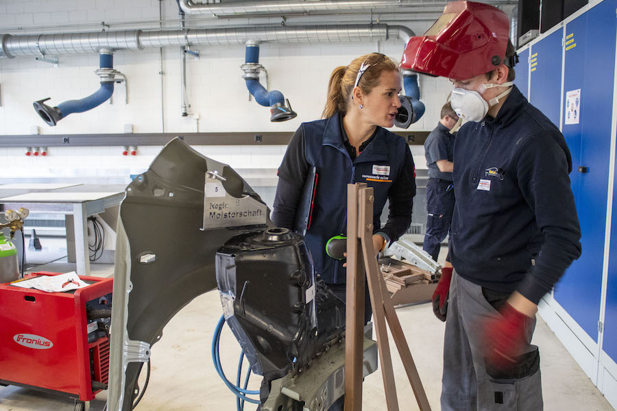 Hört genau hin, wenn Chefexpertin Diana Schlup Tipps verteilt: Ramon Rudolf von Rohr von der Garage Meier in Egnach TG. 