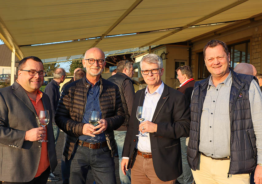 Gäste (v.l.): Michael Hallauer (Präsident AG), Hans-Peter Schneider, Verbandsdirektor Daniel Röschli, Felix Wyss (Zentralpräsident). 
