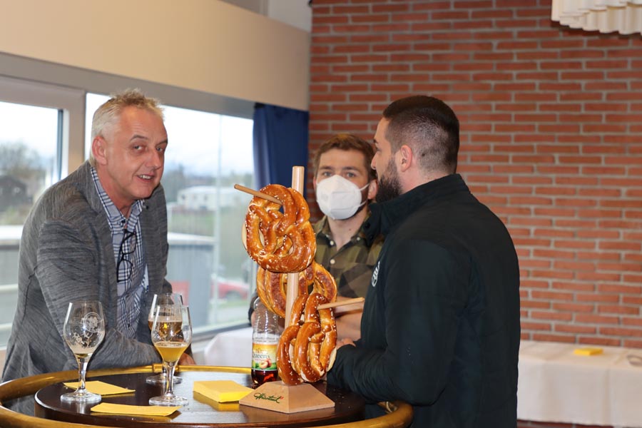 Interessierter Gast: Roger Blum (links), Inhaber der Blutech AG in Wünnewil (FR). 