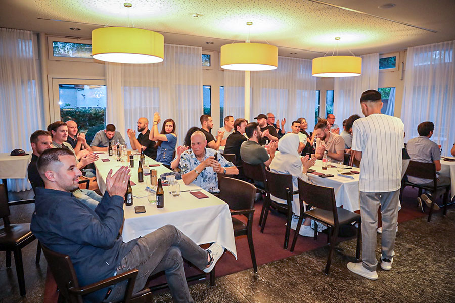 Die Lehrabschlussfeier und Diplomübergabe fand im Restaurant B12 in Chur statt.