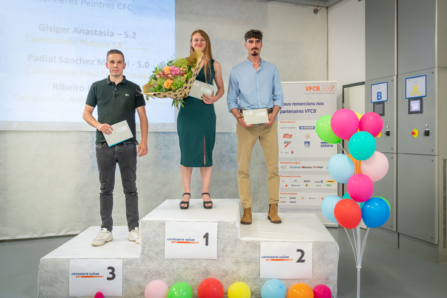 Haben abgeliefert: Die drei besten Carrosserielackierer mit Siegerin Anastasia Gisiger.