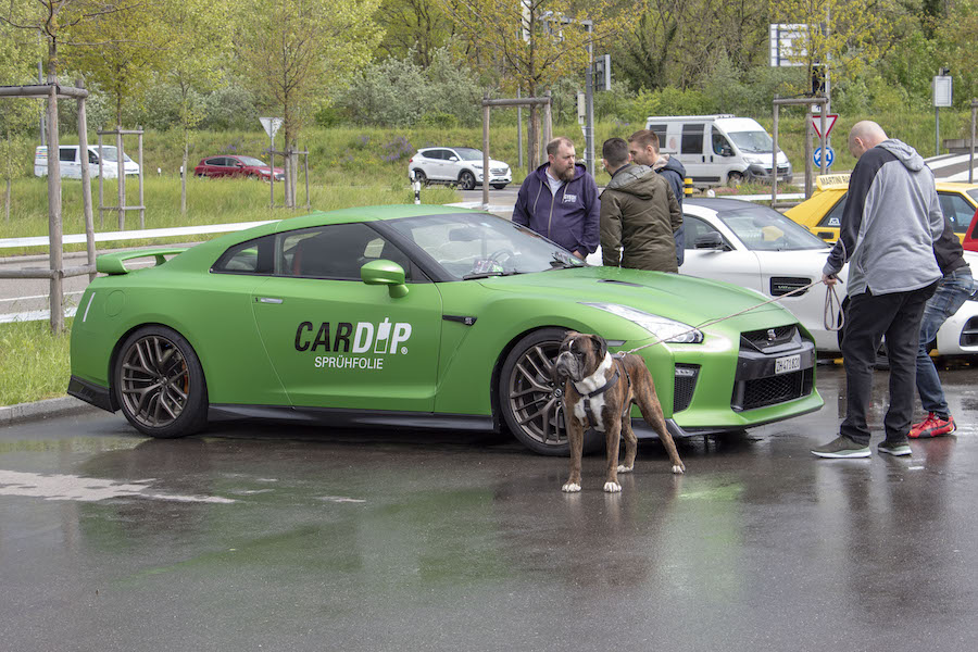 Grimmige Blicke: Nissan GTR mit Bodyguard. 