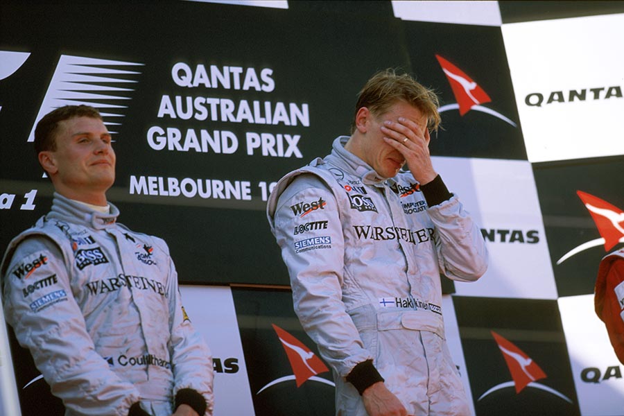 Unter anderem mit dem Finnen Mikka Häkkinen (rechts) fährt Coulthard für das Team mit dem Stern.