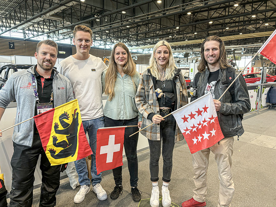 Machen noch schnell anfeuernden Lärm bei Robin Taramarcaz (von rechts): André Schmid, Michelle Fischer, Petra Grieder mit Freund Louis, Pascal Lehmann.