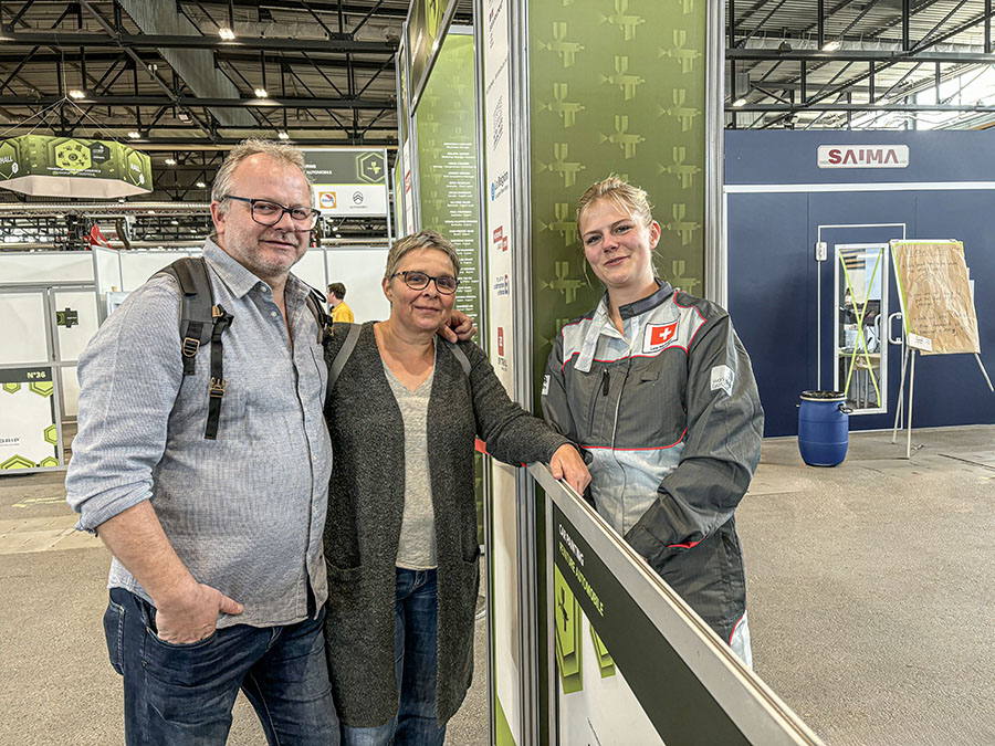 Freuen sich riesig über das Engagement und den Berufsstolz ihrer Mitarbeiterin Lara Kaufmann: Fritz und Karin Bartlome von der Carrosserie Bartlome in Rüschegg (BE).