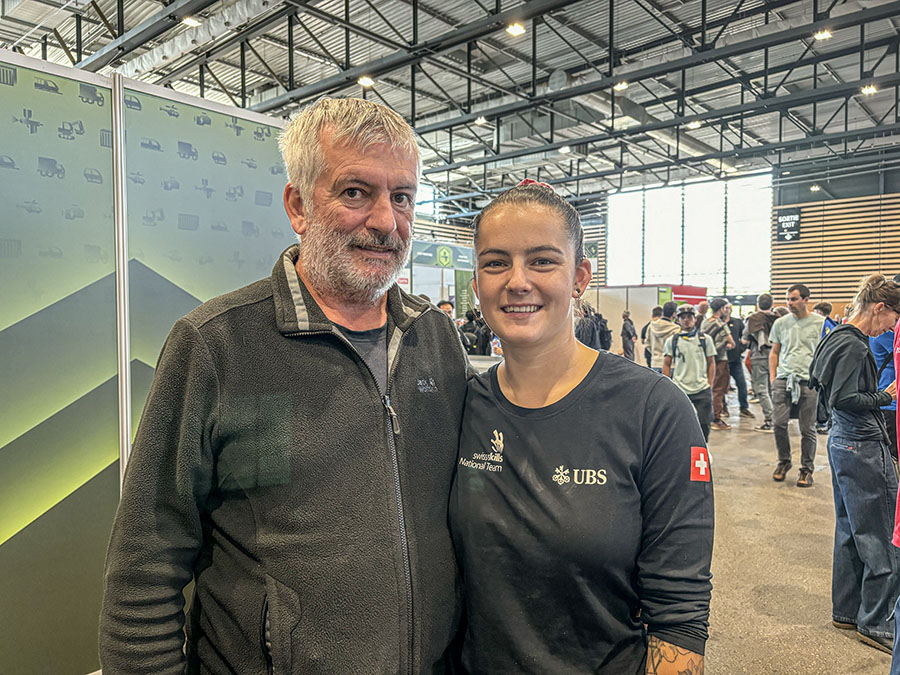 Ihre WM-Prüfung, ihr Engagement und Können waren exzellent, doch ihr Berufsstand wurde leider nicht offiziell bewertet: Sophie Schumacher (Automobilmechatronikerin, Fachrichtung Nutzfahrzeug) mit Papa André.