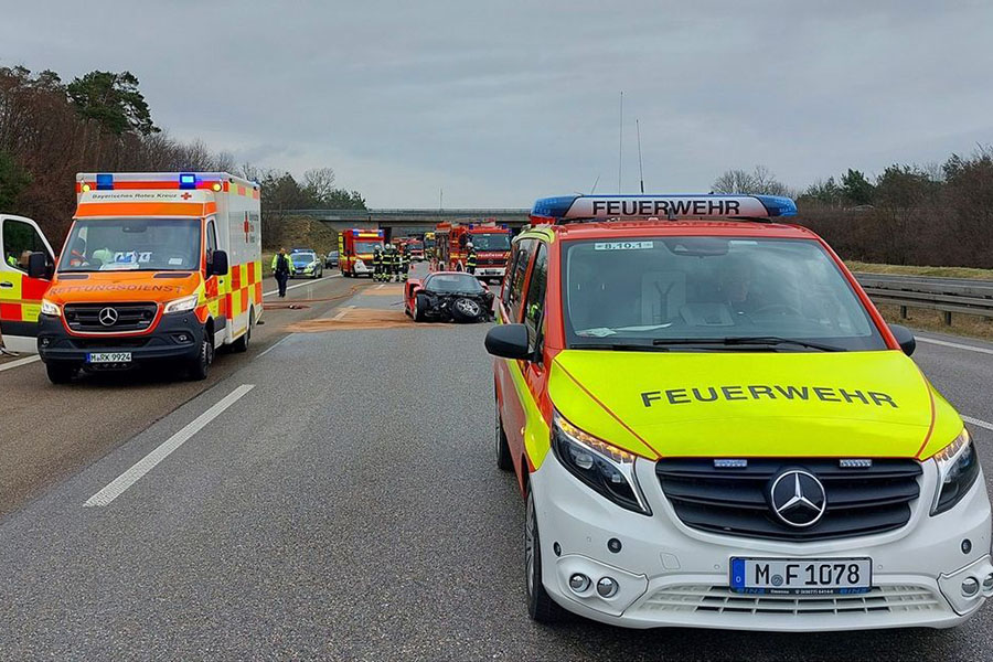 Ein zerstörter Enzo, drei Verletzte: Neben Polizei und Feuerwehr musste leider auch ein Notfallwagen ausrücken.   Foto: Feuerwehr München 
