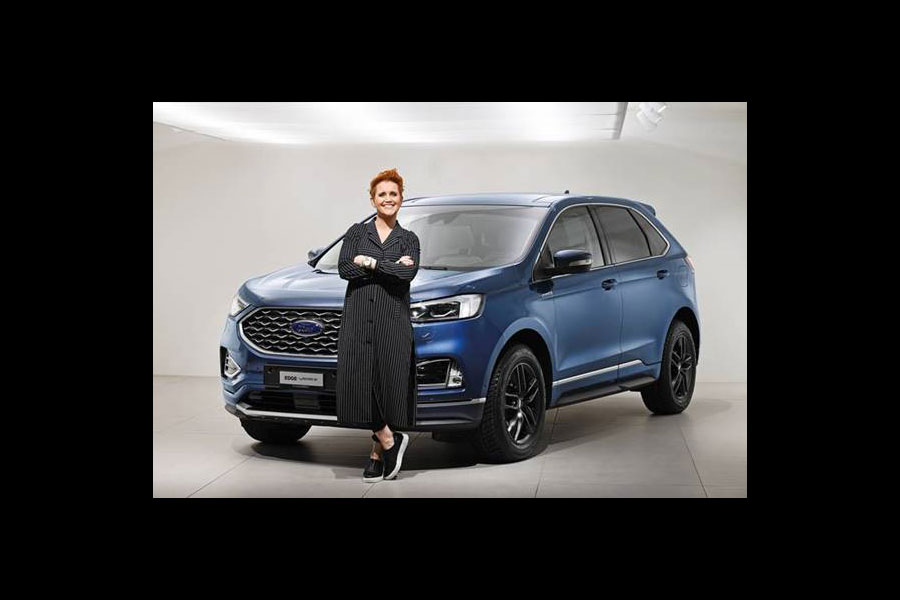 Ford-Markenbotschafterin Steffi Buchli mit ihrem Edge Vignale in «Chrome Blue».