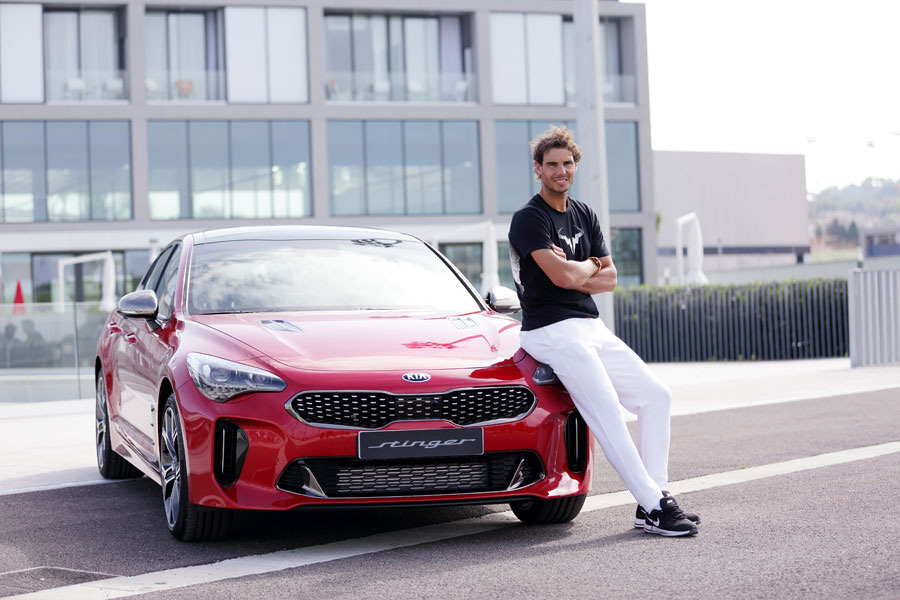 Ist als einer der ersten mit einem Kia Stinger unterwegs: Tennis-Ass Rafael Nadal, aktuelle Nummer 1 der ATP-Weltrangliste.