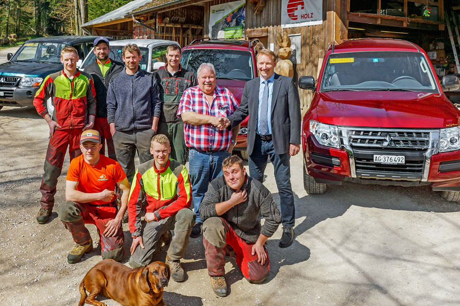 Fahrzeugübergabe: Peter Gysi (hinten, rechts) überbringt Förster Richard Plüss und seinem Team den neuen Mitsubishi Pajero.
