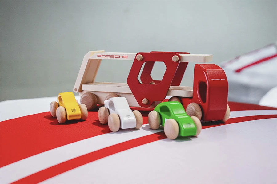 Dieses Spielzeug, das der Architekt als Kind besessen hat, diente als Vorlage für den Bau des Transporters.  Fotos: Piston Heads 