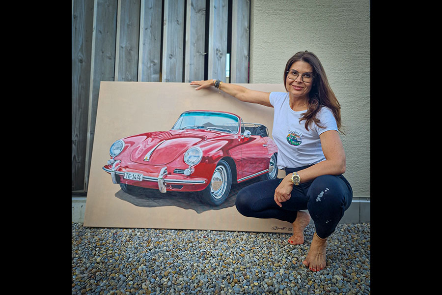 Sandra Stillhart mit ihrem jüngsten Werk: Porsche 356 Cabriolet, gemalt zum 60. Geburtstag eines Bekannten.