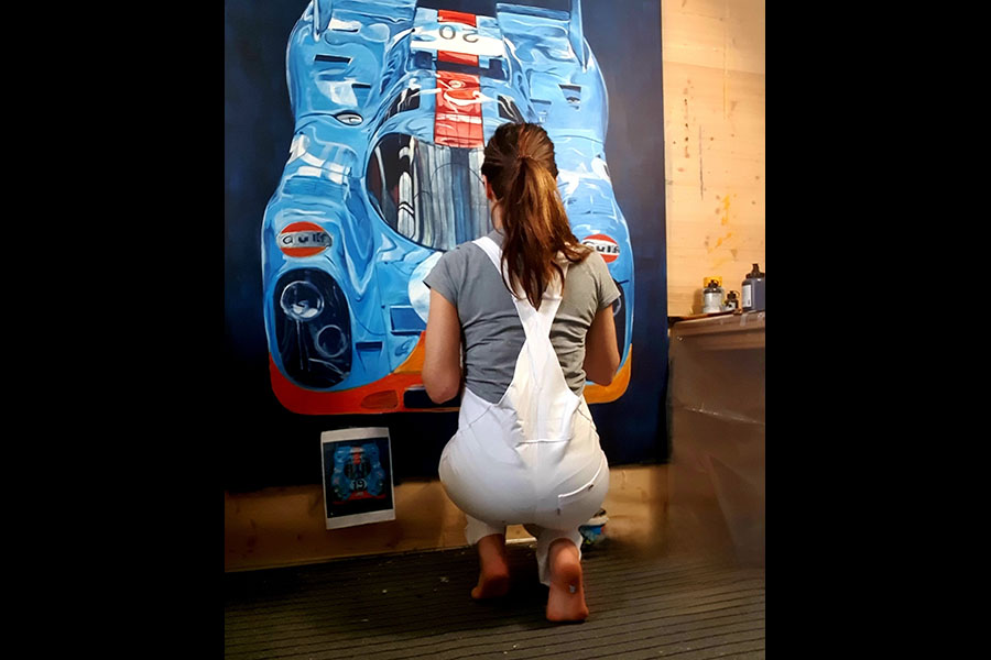 Macht sich an jeder Wand hervorragend: Gemälde vom Gulf Porsche. 