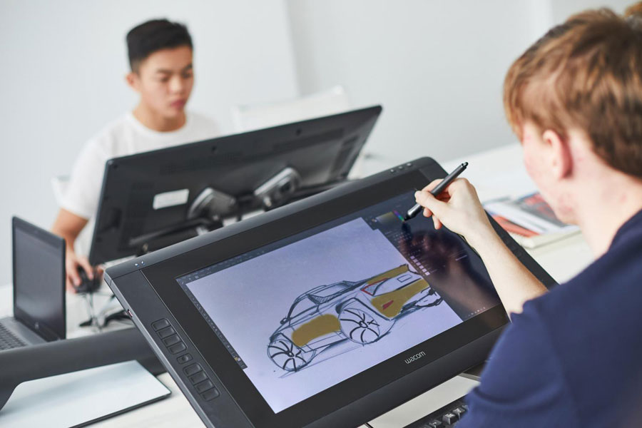 Mitarbeiter von «Skoda Design» unterstützen die Lernenden bei den ersten eigenen Skizzen und geben ihr Wissen weiter.