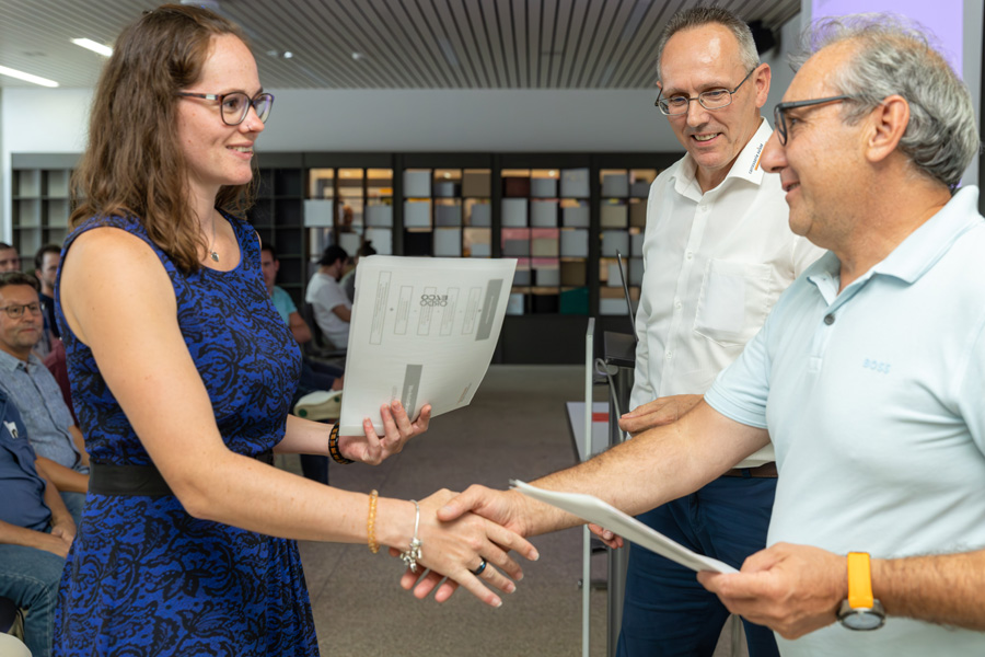 Gratulation: Maria Platz erhält von Rolf Baumgartner (SfGZ) und Peter Elsasser (Leiter Berufsbildung) ihr Zertifikat. 
