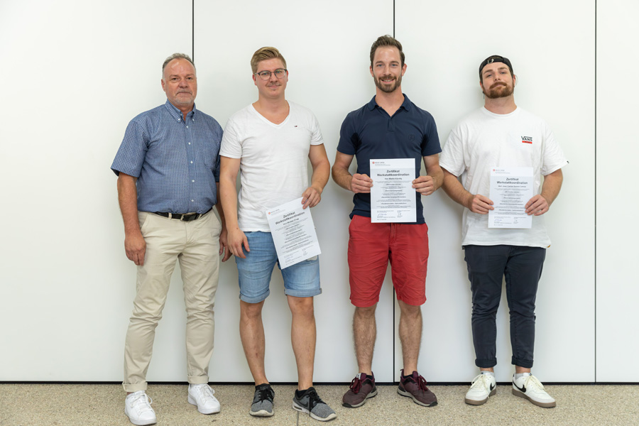 Erhielten in Zürich ebenfalls ihr Zertifikat: Die neuen Werkstattleiter vom «Auto Gewerbe Verband Schweiz» (AGVS).