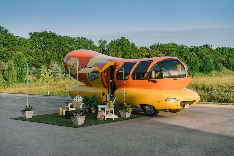Lädt auch zum Outdoor-Barbecue ein: das «Oscar Mayer Wienermobile» von «AlexanDog + Jake N'Bacon».