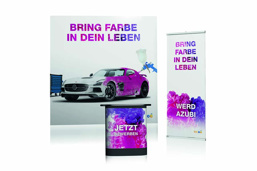 Wirkt durch die offene Gestaltung einladend und regt zu Gesprächen an: der dreiteilige Messestand von «Akzo Nobel».