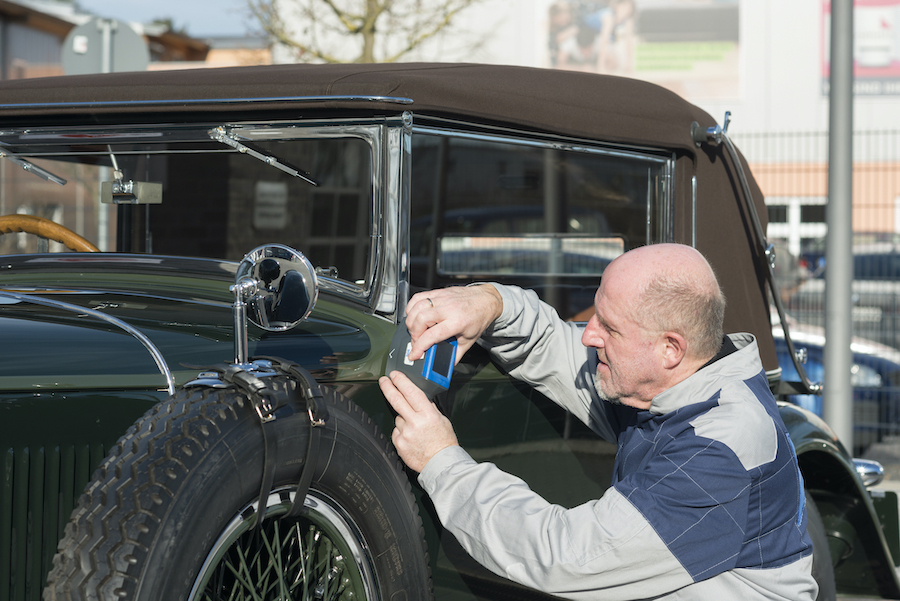 Der Mercedes ist mit dem Serienfarbton 291 lackiert – ein dunkles Grün, das an den Carrosserierändern mit einem helleren Olivton abgesetzt ist.