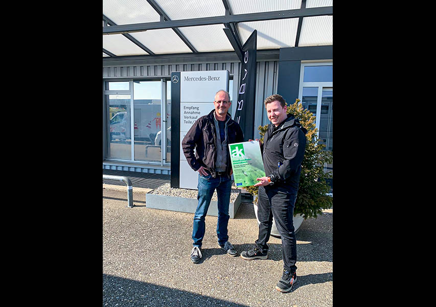 Gratulation: Urs Schneider und Fabian Eichenberger vom Personenwagenzentrum Neuendorf.