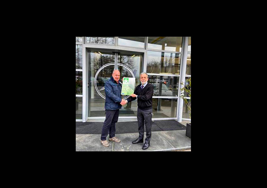 Gratulation: Santo Tallarico (links) und Claudio Rodio vom Personenwagenzentrum Vezia mit Urkunde. 