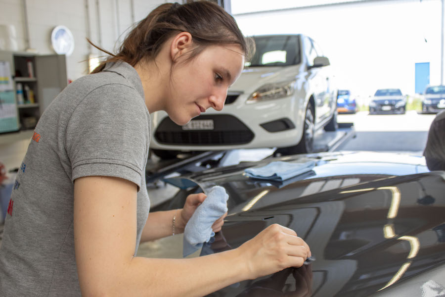 Auf der frisch und sauber gespritzten Motorhaube wird zu Trainingszwecken wieder angeschliffen.