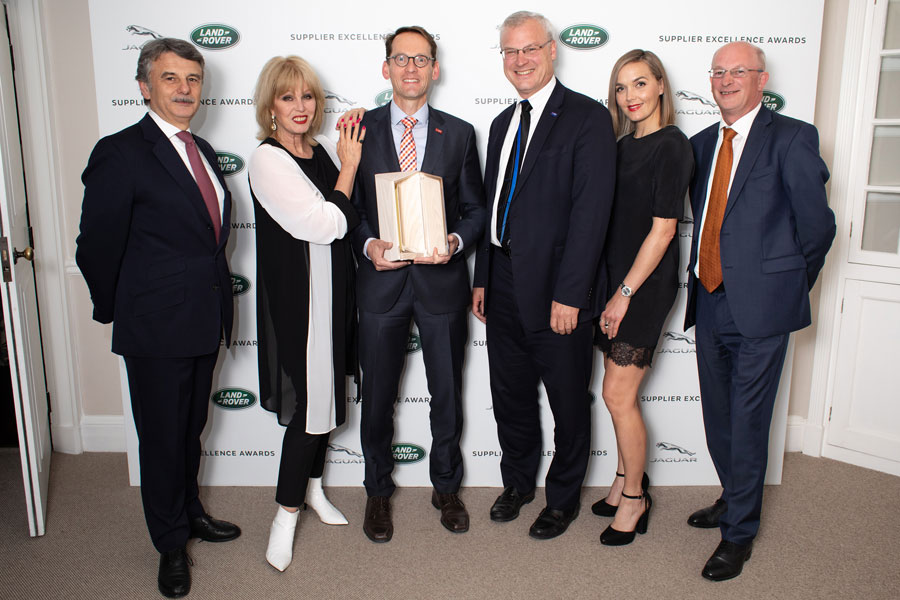 Preisübergabe (v. l.): Ralf Speth (JLR), Joanna Lumley, Thomas Kloster, Michael Grosse-Sommer, Victoria Pendleton, Ian Harnett.