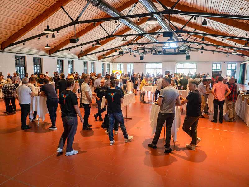 Apéro-Zeit: Getränke und Fingerfood gibt es im stylischen «Ball-Saal». 