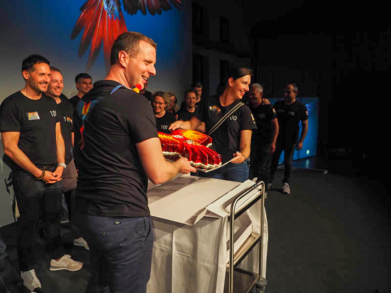 Torte im «Ruedi»-Design: Alexander Bru und Christine Koepping fahren das Dessert auf. 