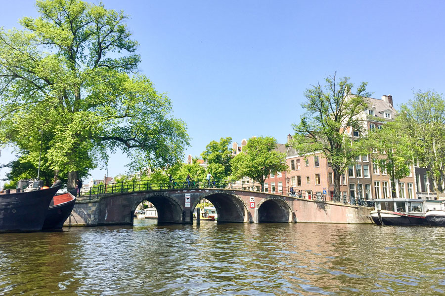 Amsterdam ist immer eine Reise wert: Stadtbesichtigung per Boot. 