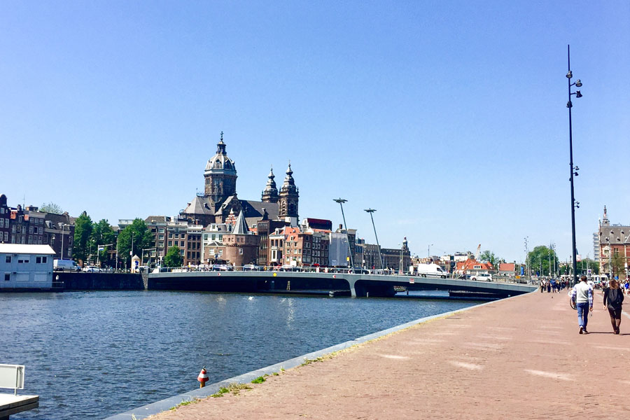 Amsterdam ist immer eine Reise wert: Stadtbesichtigung per Boot. 