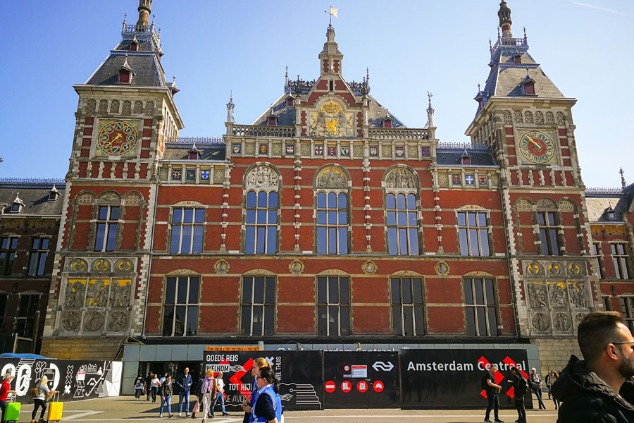 Amsterdam ist immer eine Reise wert: Stadtbesichtigung per Boot. 
