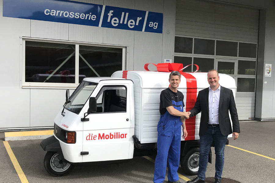 Das «Paket» ist geschnürt (von links): Sascha Feller und Julian von Känel, Generalagent «Mobiliar Versicherung» in Thun.