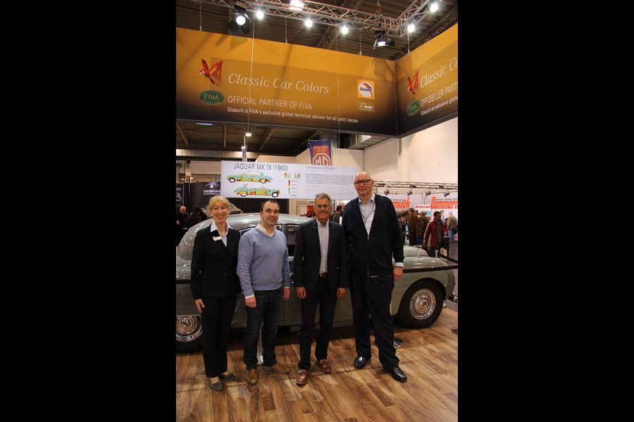 Gruppenfoto mit (v. l) Kerstin Hoffmann (Glasurit), Onno van der Louw, Mario Theissen (FIVA) und Jürgen Book (Glasurit).