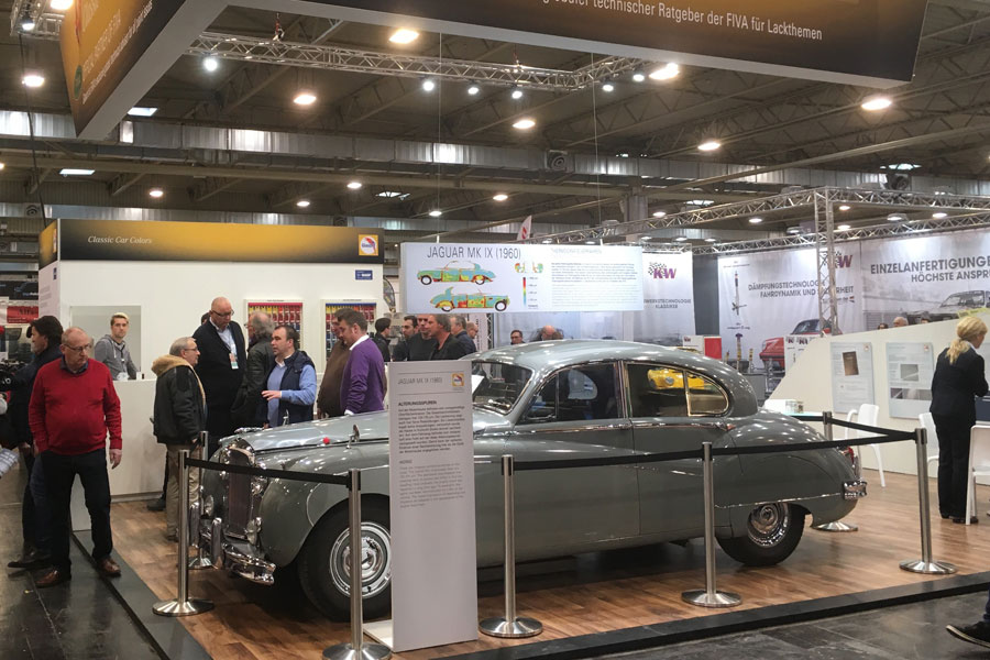 Glasurit präsentierte am Stand sein Knowhow im Bereich historischer Automobilfarben und einen Jaguar MK IX von 1960.